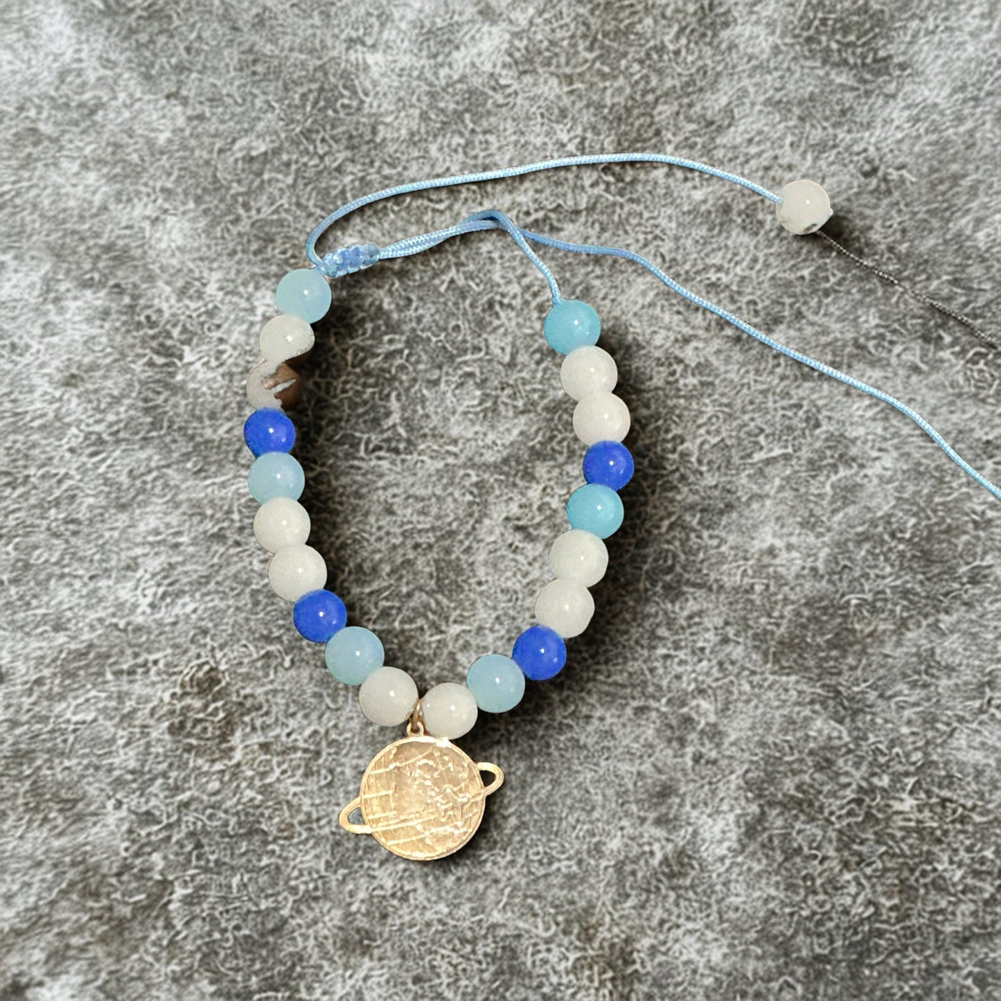 Pulsera de hilo y beads con charm de el mundo