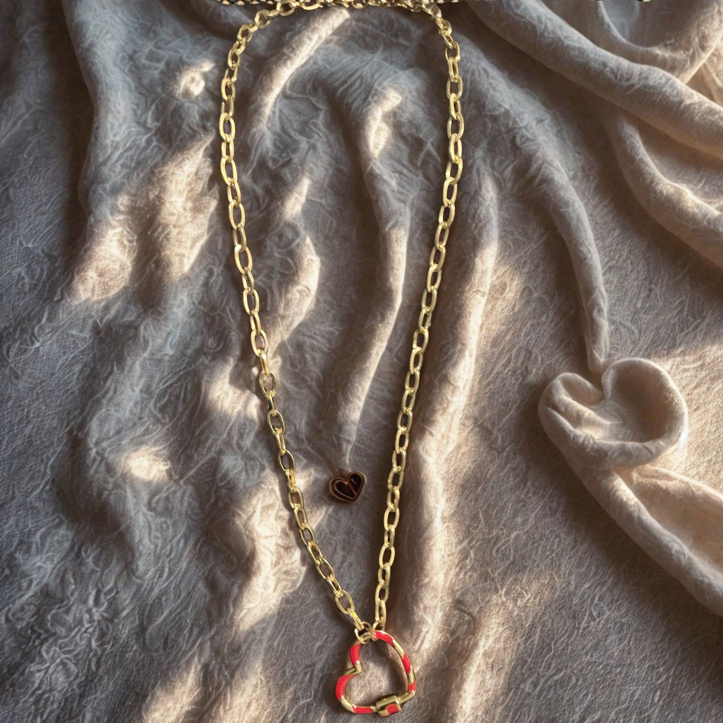 Cadena con charm con corazón rojo