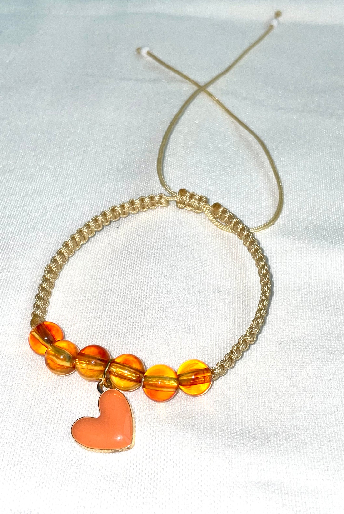 pulsera hilo y corazon anaranjado