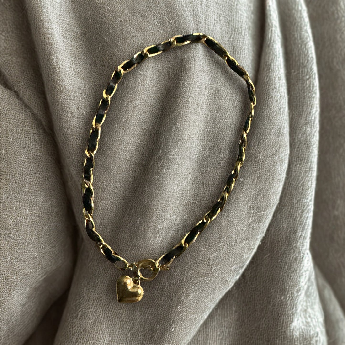 Gargantilla negra y dorada con charm de corazon